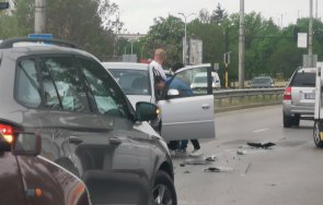 катастрофа софия две коли помляха района баухаус снимки