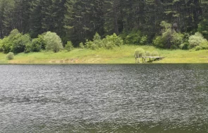 почистват язовир пчелина