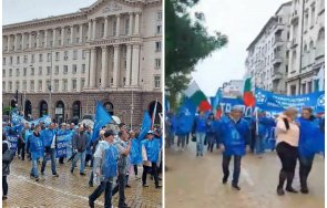 първо пик голям протест министерския съвет народът скандира сме силни сме живо