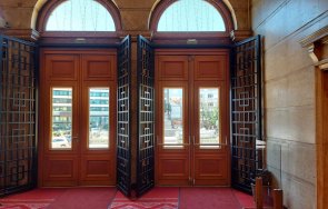 горещо пик тата киро асен набедиха нсо металните врати парламента цвета караянчева поиска никола минчев премахне видео снимки