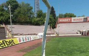 армията страшно фенове нахлуха изпотрошиха вратите снимки