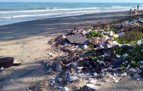 плажът черноморец превърна бунище