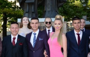 абитуриентка класна учителка хитът баловете година снимки