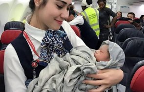 стюардеса изроди недоносено бебе борда самолет