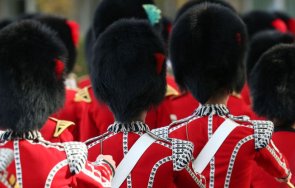 белезници хора охраната кралица елизабет търгували наркотици