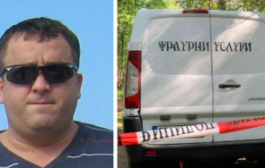 зловещо шокиращи разкрития задържания траурен агент тела кремация престоявяли месеци хладилни камери