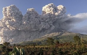 Вулканът Синабунг Индонезия