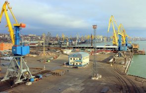 руснаците разминираха пристанището мариупол първият товарен кораб влезе порта