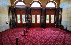 депутатите останаха без решетките сложени вратите парламента