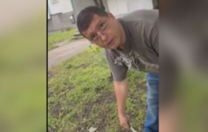 мъж заплаши деца нож наряза топката