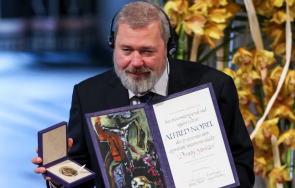 руският журналист дмитрий муратов продава нобеловия медал мир помогне украински деца бежанци