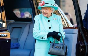 носи кралица елизабет малката чантичка видео