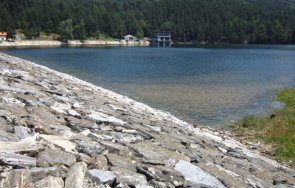 изпускат контролирано язовир батак