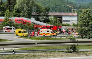 жесток инцидент поне три жертви влакова катастрофа германия видео