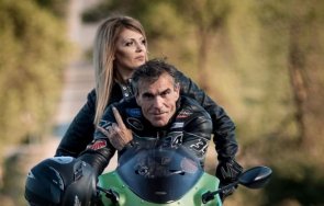 новата жена влади въргала красива учителка