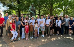 българи сащ почетоха паметта макгахан