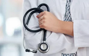 асоциацията здравни грижи проблемът агресията медици липсата комуникация