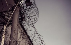 десетки надзиратели полицаи пожарникари протестират женския затвор сливен