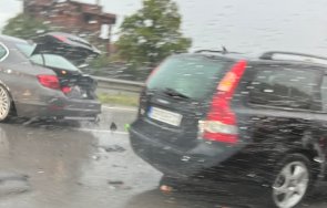 тежка катастрофа казичене две коли смачкани снимки