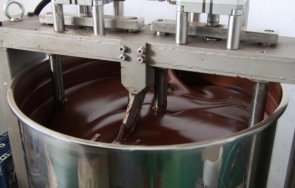 кошмар двама души паднаха казан разтопен шоколад фабрика mars