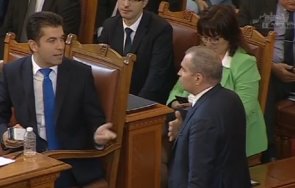 цирк парламента министър киро излезе парламентарната трибуна разби лъжите документи премиерът казал радев искам падне кабинетът онзи отсрещната сграда