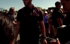 джо байдън падна колелото разходка парк видео