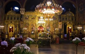 съдят мъж влязъл гол кръста препасана хавлия храма света неделя