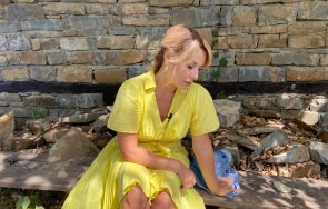 Мира Добрева жълта рокля