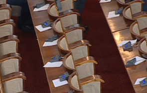 извънредно пик горещ ден парламента депутатите втори път събраха кворум опозицията изобщо залата живо снимки обновена