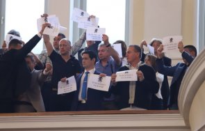 скопие нахока заради постерите македония българия парламента