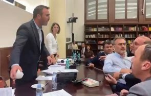 щур скандал македонския парламент председателят комисия европейските въпроси рсм замеря депутатите предмети видео