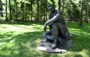 откриха паметник щирлиц службата външно разузнаване русия