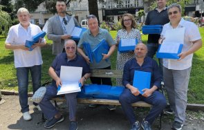 инициативен комитет връчва 110 000 подписа машините