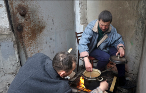 нечуван глад мариупол ловят гълъби прехрана