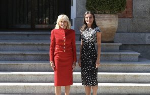 испанската кралица посрещна първата дама сащ стълбите двореца мадрид