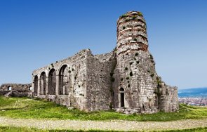 замък албания разказва сърцераздирателна легенда