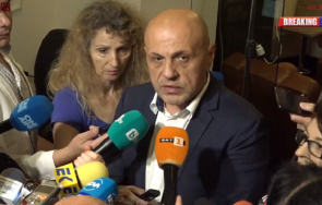 горещо пик томислав дончев герб държавата все управлява абсолютно неадекватен човек асен василев персона нон грата нас обновена