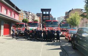 пращаме пожарникари борят пожарите гърция