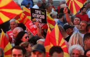 протестите ескалират сблъсъци палежи скопие заради френското предложение