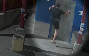 вандалска проява димитровград мъж счупи вратите обществен асансьор видео