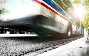 агресия пътя бабаит нападна шофьор автобус счупи ръката