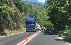 сложиха разделителни колчета кресненското дефиле кат дебне джигити храстите снимка