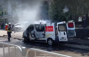 първо пик страшен пожар румънското посолство бус изгоря факла видео