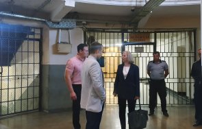 вдигат заплатите надзирателите затворите