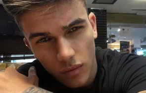 две капки вода наследникът денис теофиков превзема поп фолка снимка