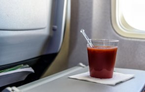 пиете доматен сок самолета