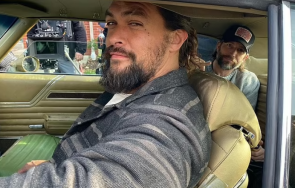 секссимволът джейсън момоа катастрофира мотоциклетист заби колата