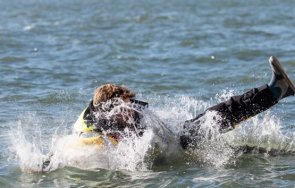 невероятно спасиха моряк паднал борда прекарал цяла нощ морето