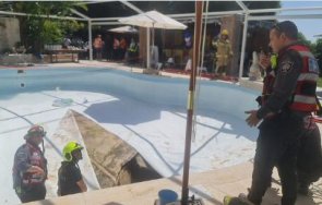 басейн разцепи време парти засмука двама мъже