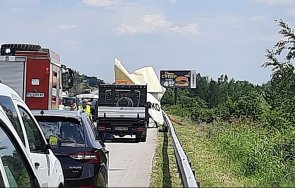 млада германка двама турци ранени тежко катастрофа дунав мост